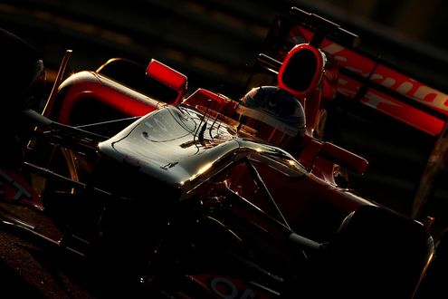 Обои на рабочий стол Гоночный болид F1 на скоростной трассе