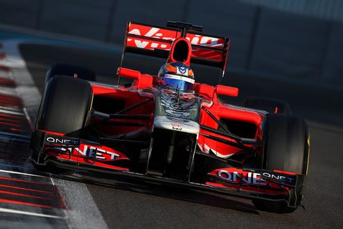 Обои на рабочий стол Гоночный болид F1 на скоростной трассе
