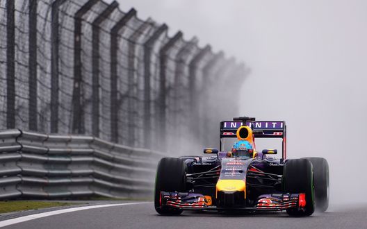 Обои на рабочий стол Гоночный болид F1 на скоростной трассе в дождь