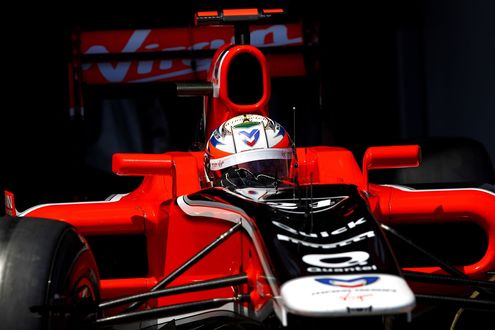 Обои на рабочий стол Гоночный болид F1 на скоростной трассе