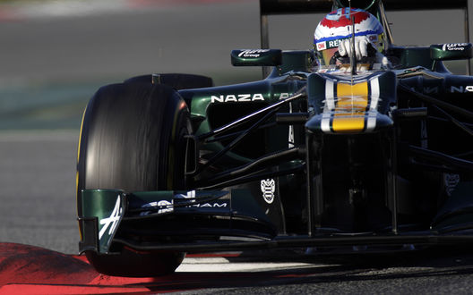 Обои на рабочий стол Гоночный болид F1 на скоростной трассе