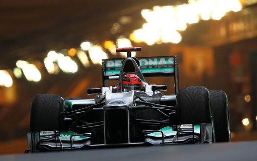 Обои на рабочий стол Гоночный болид F1 на скоростной трассе