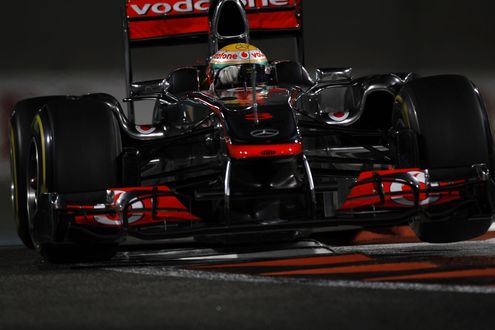 Обои на рабочий стол Гоночный болид F1 на скоростной трассе Абу-Даби
