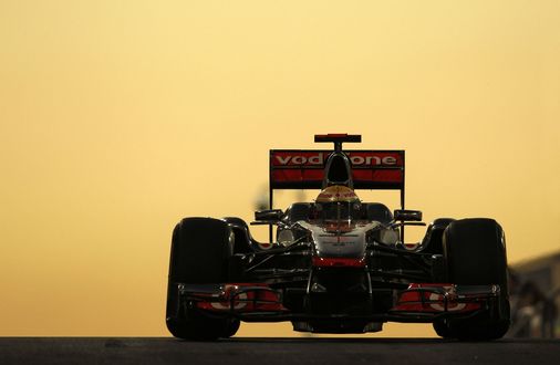 Обои на рабочий стол Гоночный болид F1 на скоростной трассе Абу-Даби