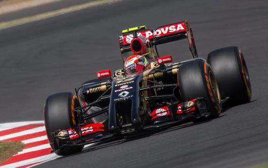 Обои на рабочий стол Гоночный болид F1 на скоростной трассе