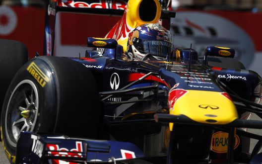 Обои на рабочий стол Гоночный болид F1 на скоростной трассе