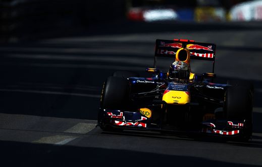 Обои на рабочий стол Гоночный болид F1 на скоростной трассе Монако