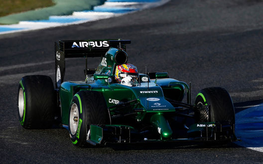 Обои на рабочий стол Гоночный болид F1 на скоростной трассе