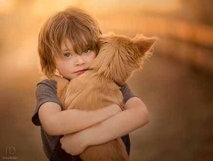 Обои на рабочий стол Мальчик со щенком на руках, ву Jessica Drossin