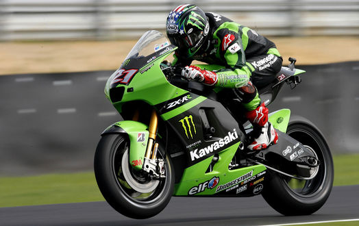 Обои на рабочий стол Мотогонщик на зелено-черном байке Kawasaki мчит по трассе
