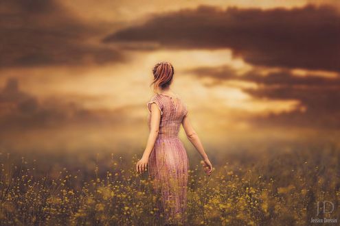 Обои на рабочий стол Девушка стоит в поле, ву Jessica Drossin