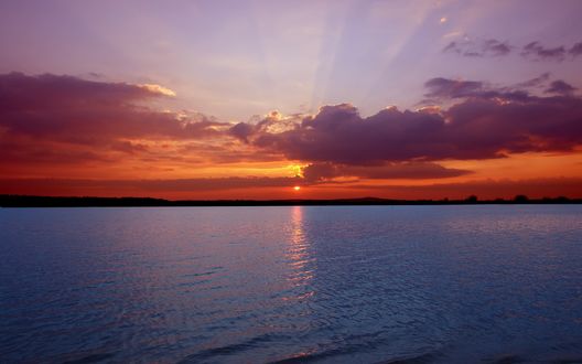 Обои на рабочий стол Спокойное море и багровый закат в облаках