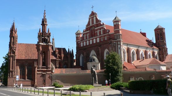 Обои на рабочий стол Собор Святой Анны в Вильнюсе