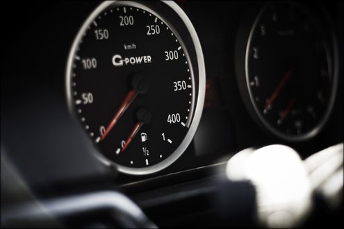 Обои на рабочий стол Спидометр BMW M5 V10 GPower