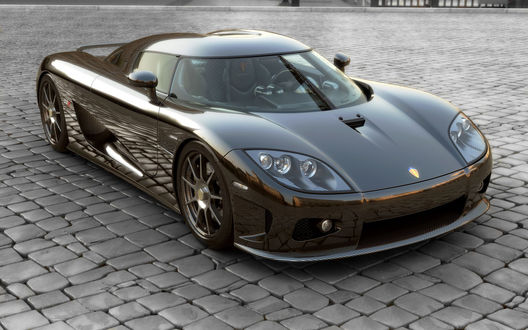 Обои на рабочий стол Koenigsegg cc стоит на мостовой