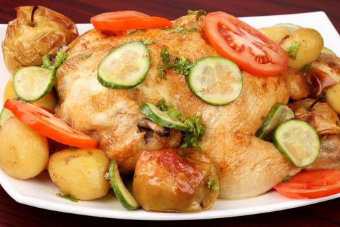 Обои на рабочий стол Запеченая курица с овощами и картофелем
