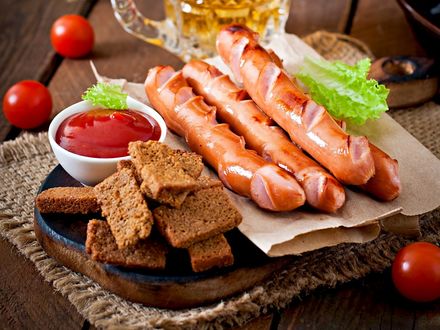 Обои на рабочий стол Сосиски с гренками и соусом