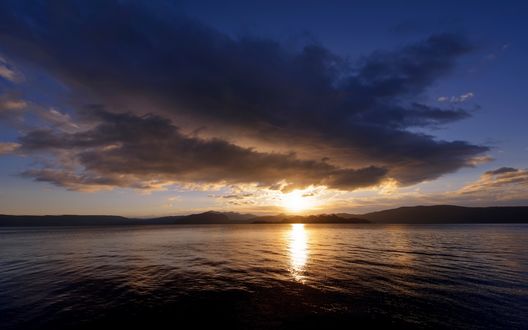 Обои на рабочий стол Закат над спокойным морем