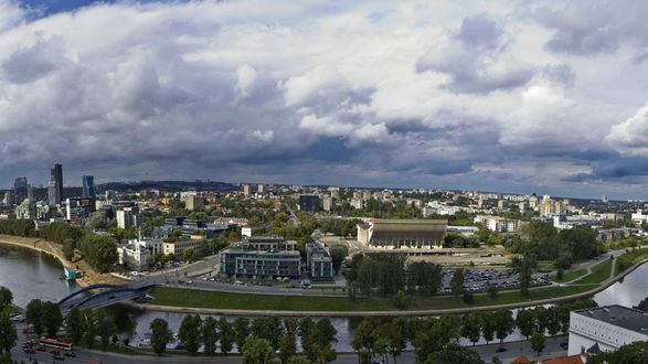 Обои на рабочий стол Панорамный вид на красивый город Вильнюс