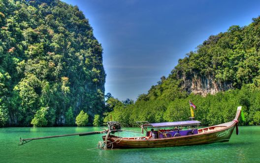 Обои на рабочий стол Лодка на озере между скал в Таиладе / Thailand