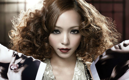 Обои на рабочий стол Модель Namie Amuro, лицо и разорванная фотография