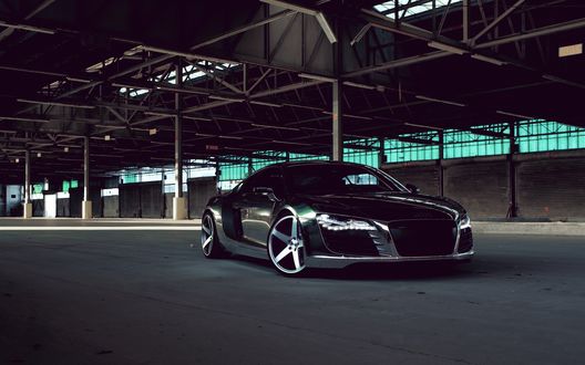 Обои на рабочий стол Ауди R8 хром стоит в ангаре