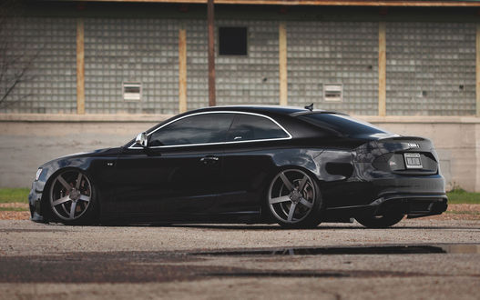 Обои на рабочий стол Audi S5 стоит на фоне здания