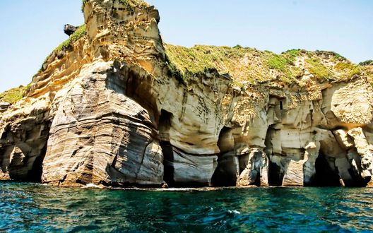 Обои на рабочий стол Меловые горы у моря, близ Неаполя / Napoli/, Италия / Italy/