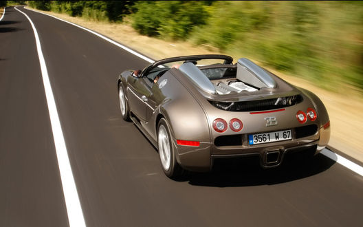 Обои на рабочий стол Автомобиль Bugatti Veyron 16. 4 Grand Sport - 2009 на трассе