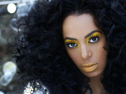 Обои на рабочий стол Американская певица Solange Knowles с желтым макияжем