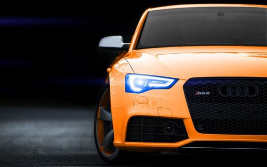 Обои на рабочий стол Оранжевый audi rs5 на темном фоне
