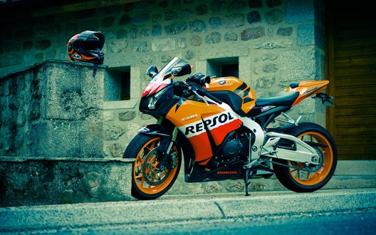 Обои на рабочий стол Honda cbr repsol стоит возле дома