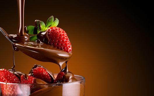Обои на рабочий стол Десерт из свежей клубники, на которую льется топленый шоколад