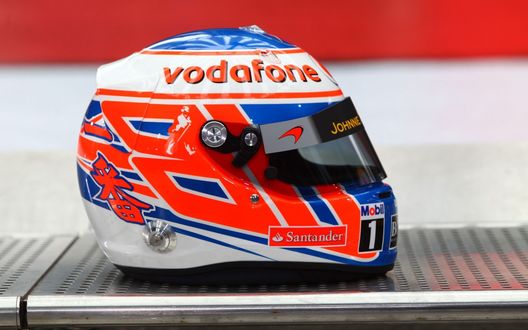 Обои на рабочий стол Шлем пилота F1 лежит на металлической полке