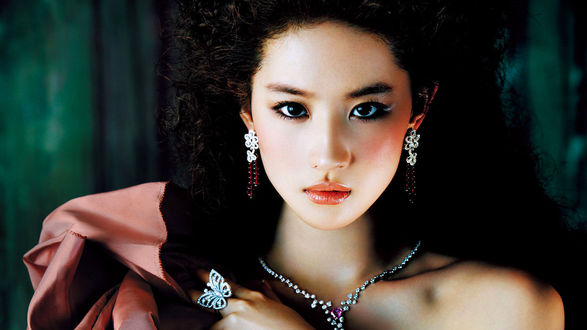Обои на рабочий стол Китайская актриса Лю Ифэй / Liu Yifei в красивых украшениях