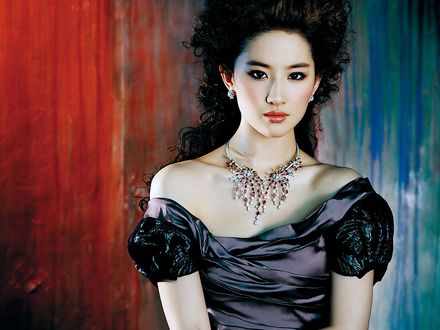 Обои на рабочий стол Красивая китайская актриса Лю Ифэй / Liu Yifei в черном платье с украшениями на шее