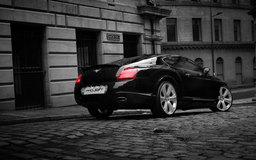 Обои на рабочий стол Черный Bentley Continental GT-S стоит возле дома