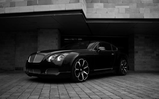 Обои на рабочий стол Черный Bentley GTS стоит возле дома