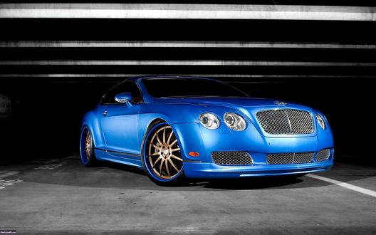 Обои на рабочий стол Голубой Bentley GTS на крытой парковке