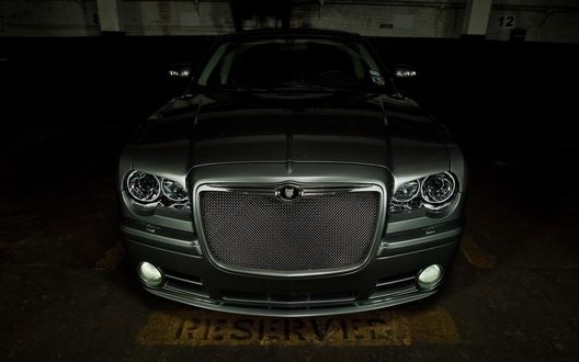 Обои на рабочий стол Передняя часть тюнингового Bentley GTS