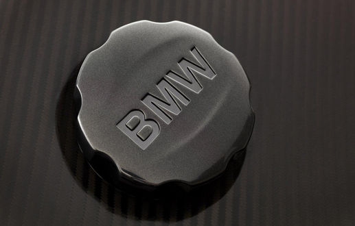 Обои на рабочий стол Пробка от заливной горловины с логотипом BMW