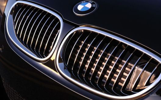 Обои на рабочий стол Решетка радиатора и значок фирмы BMW