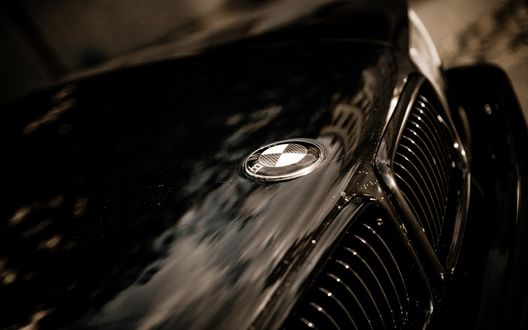 Обои на рабочий стол Капот авто со значком фирмы BMW