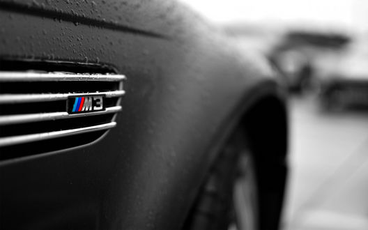 Обои на рабочий стол Шильдик фирмы BMW M3 на крыле авто