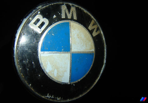Обои на рабочий стол Старый значок фирмы BMW на черном фоне