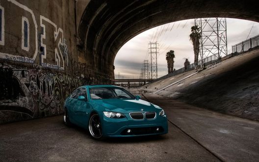Обои на рабочий стол BMW третьей серии стоит под аркой
