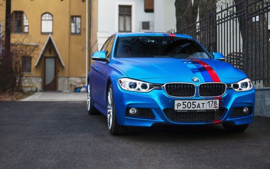 Обои на рабочий стол Голубой bmw-335i стоит возле забора рядом с домом