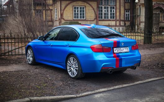 Обои на рабочий стол Голубой bmw-335i стоит полубоком возле дома