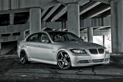 Обои на рабочий стол Серый bmw 335i на дисках adv5. 1 Flowspec 20 стоит на паркинге