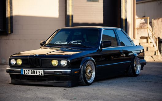 Обои на рабочий стол Черный bmw e30 325i на фоне дома